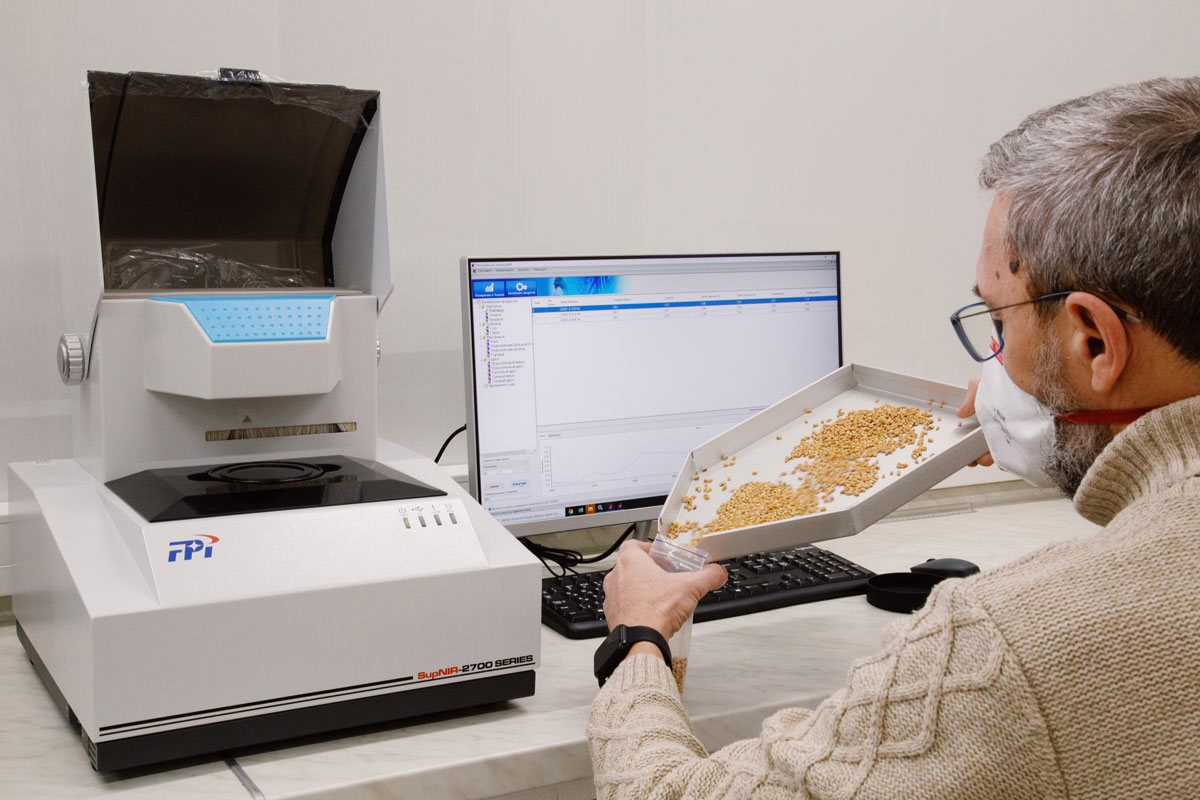 Для аналізу насіння соняшника використовується Інфрачервоний експрес аналізатор якості зерна та кормів SupNIR-2700