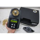 Измерение содержания влаги в зернах с помощью влагомера